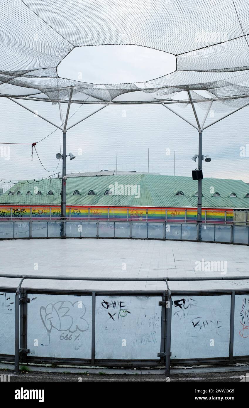 Karstadt Sport Sportplatz auf dem Dach Hamburg Hamburg Deutschland *** Karstadt Sport sports field on the roof Hamburg Hamburg Germany Copyright: xGia Stock Photo