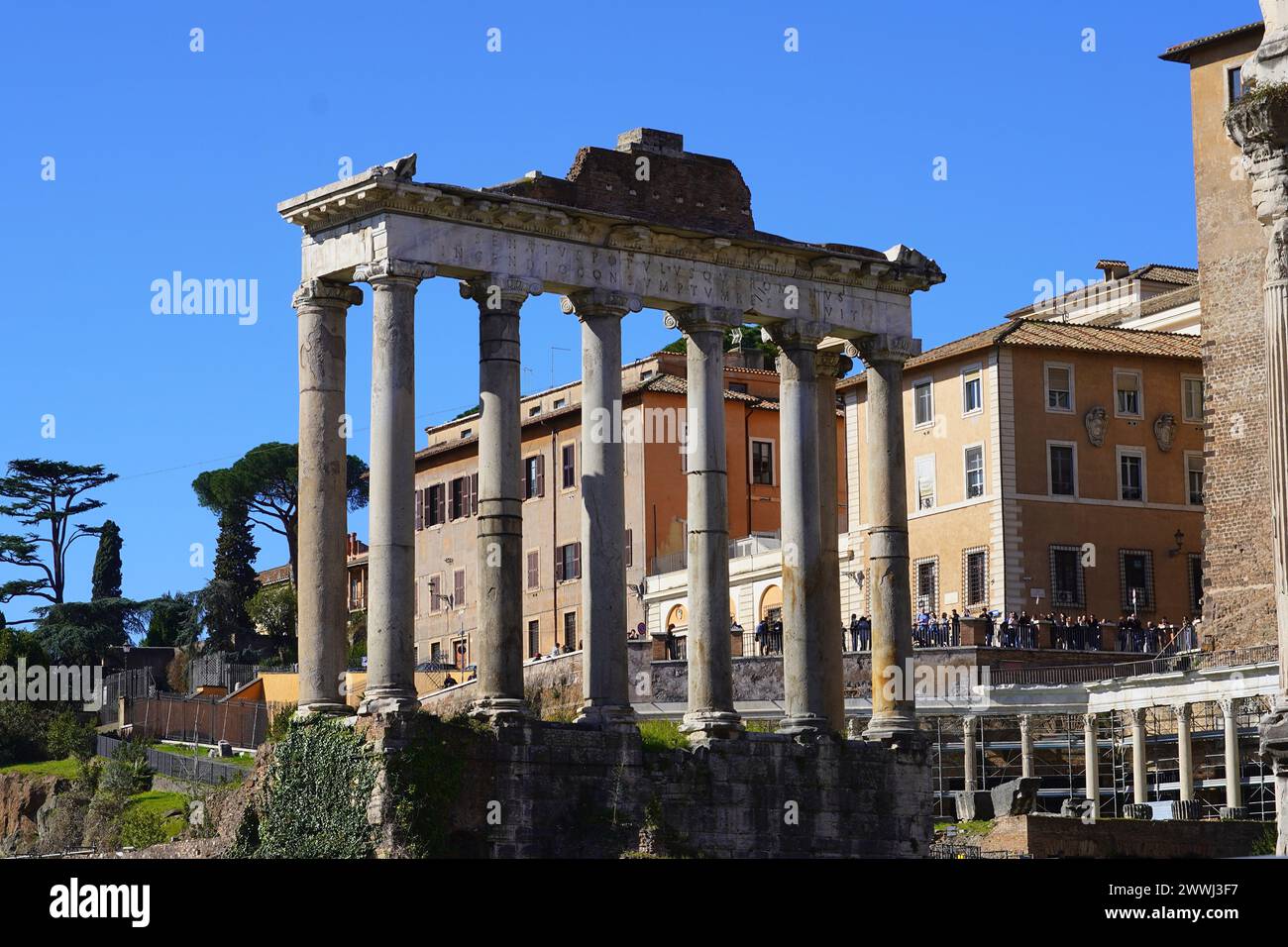 Antique white columns roman hi-res stock photography and images - Alamy