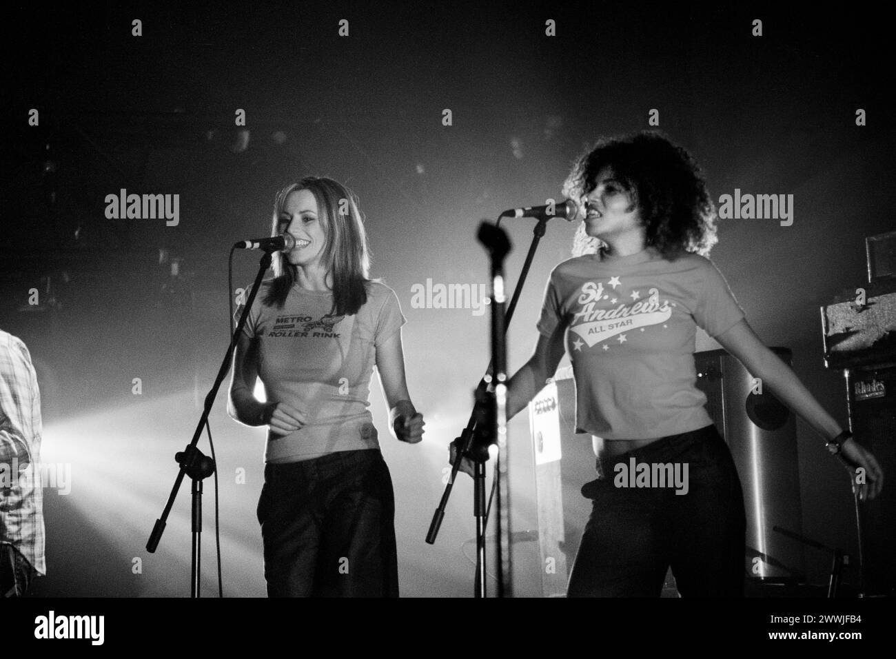 BACKING SINGERS, SEMISONIC, 2001: The backing singers for the Minneapolis band Semisonic playing live at Cardiff International Arena CIA in Cardiff, Wales, UK on 14 February 2001.  Photo: Rob Watkins. INFO: Semisonic, an American rock band formed in 1995 in Minneapolis, Minnesota, gained fame with hits like 'Closing Time.' Their infectious melodies and introspective lyrics resonate with audiences around the world. Stock Photo