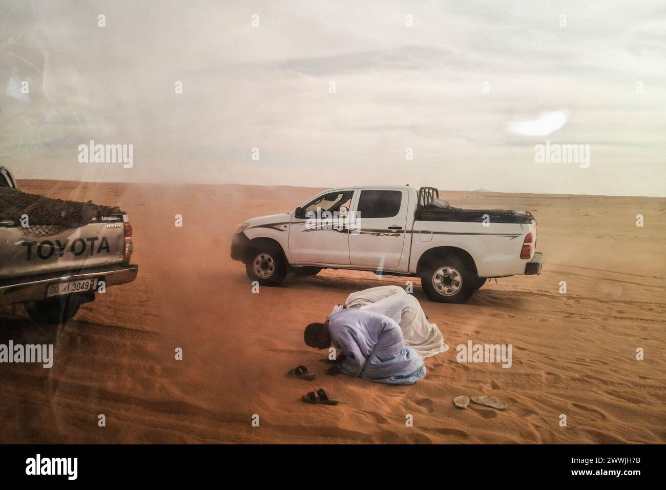 Mauritania, surroundings of Ben Amera, men during Islamic prayer in the desert Stock Photo