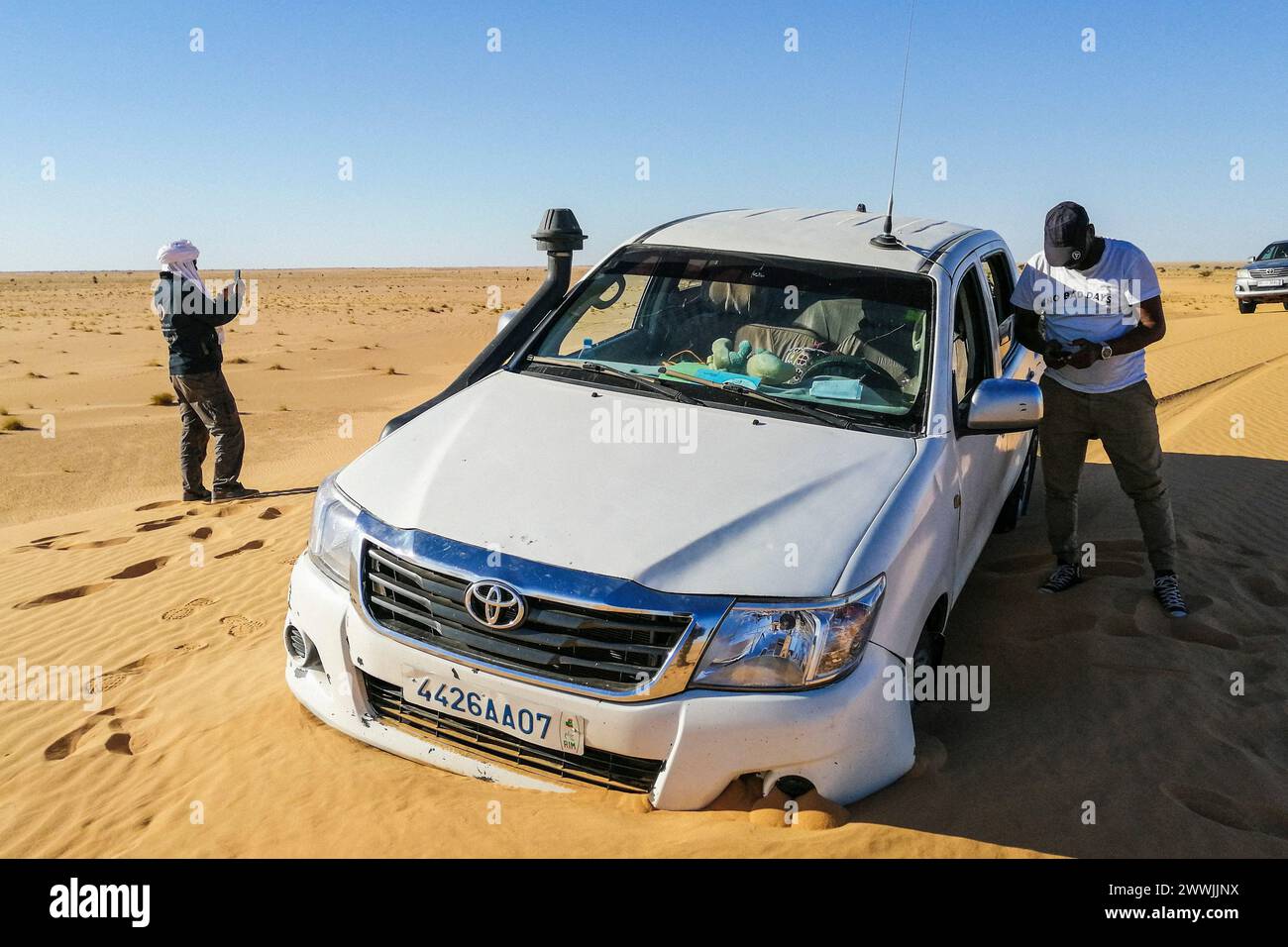 Mauritania, surroundings of Ben Amera, car stuck in the desert Stock Photo