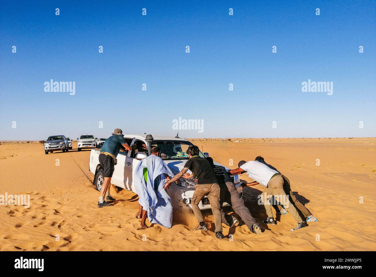 Mauritania, surroundings of Ben Amera, car stuck in the desert Stock Photo