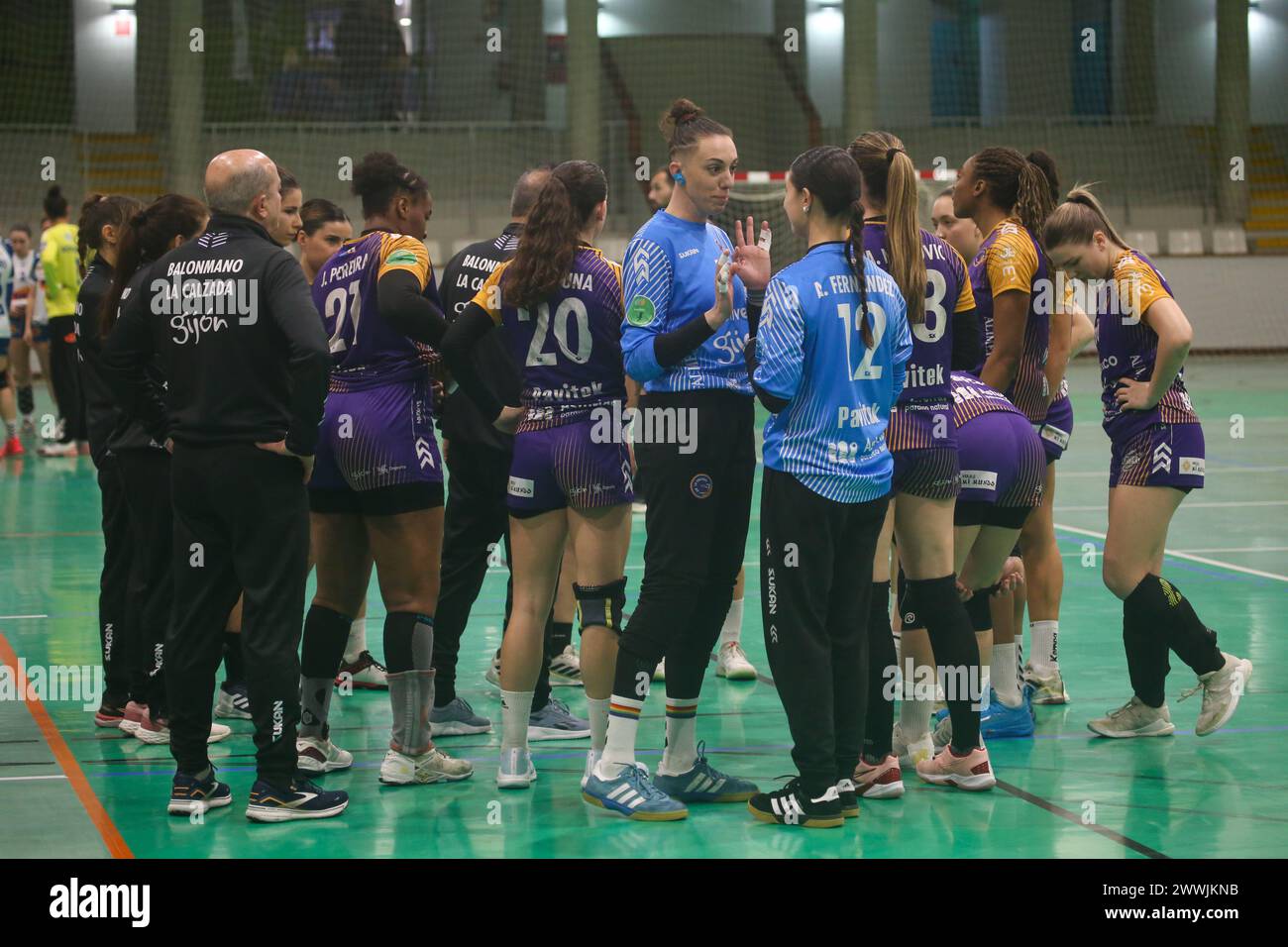 Gijón, Spain. 23rd Mar, 2024. The players of Motive.co Gijón Balonmano La Calzada before the start of the match during the 22nd Matchday of the Liga Guerreras Iberdrola 2023-24 between Motive.co Gijón Balonmano La Calzada and KH-7 BM. Granollers, on March 23, 2024, at the La Arena Pavilion, in Gijón, Spain. (Photo by Alberto Brevers/Pacific Press/Sipa USA) Credit: Sipa USA/Alamy Live News Stock Photo