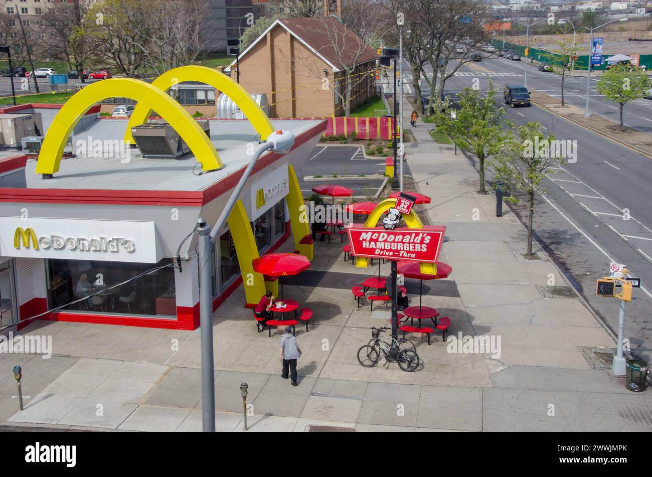Mcdonald's restaurant in Brooklyn sporting the original arches Stock ...