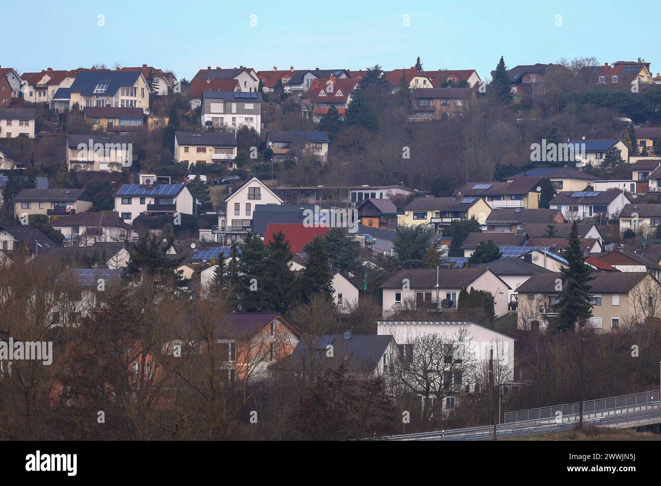 Siedlung von Häusern am Hang *** Settlement of houses on a slope Copyright: xLobeca/RHx Stock Photo