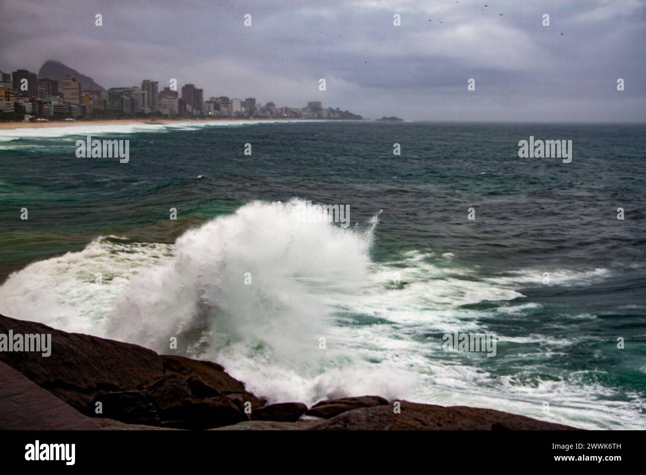 March 24, 2024, Rio De Janeiro, Rio De Janeiro, Brasil: Rio de Janeiro, (RJ), 03/24/2024 - RAIN/RESACA/BEACH/WEATHER WEATHER - The cold front that arrived in Rio De Janeiro spreads many areas of instability over the state this evening. The rain alternates periods of heavy to moderate, moderate to light rain and then gains intensity again. Praia do Leme in the south of Rio de Janeiro, with strong waves on the afternoon of this Sunday (24). (Foto: Ãƒ''°rica Martin/Thenews2/Zumapress) (Credit Image: © Erica Martin/TheNEWS2 via ZUMA Press Wire) EDITORIAL USAGE ONLY! Not for Commercial USAGE! Stock Photo