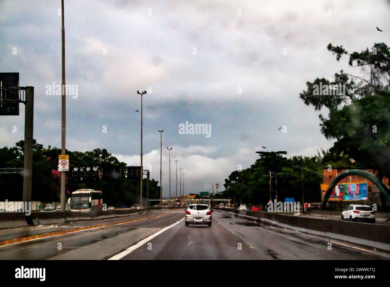 March 24, 2024, Rio De Janeiro, Rio De Janeiro, Brasil: Rio de Janeiro, (RJ), 03/24/2024 - RAIN/RESACA/BEACH/WEATHER WEATHER - The cold front that arrived in Rio De Janeiro spreads many areas of instability over the state this evening. The rain alternates periods of heavy to moderate, moderate to light rain and then gains intensity again. Praia do Leme in the south of Rio de Janeiro, with strong waves on the afternoon of this Sunday (24). (Foto: Ãƒ''°rica Martin/Thenews2/Zumapress) (Credit Image: © Erica Martin/TheNEWS2 via ZUMA Press Wire) EDITORIAL USAGE ONLY! Not for Commercial USAGE! Stock Photo