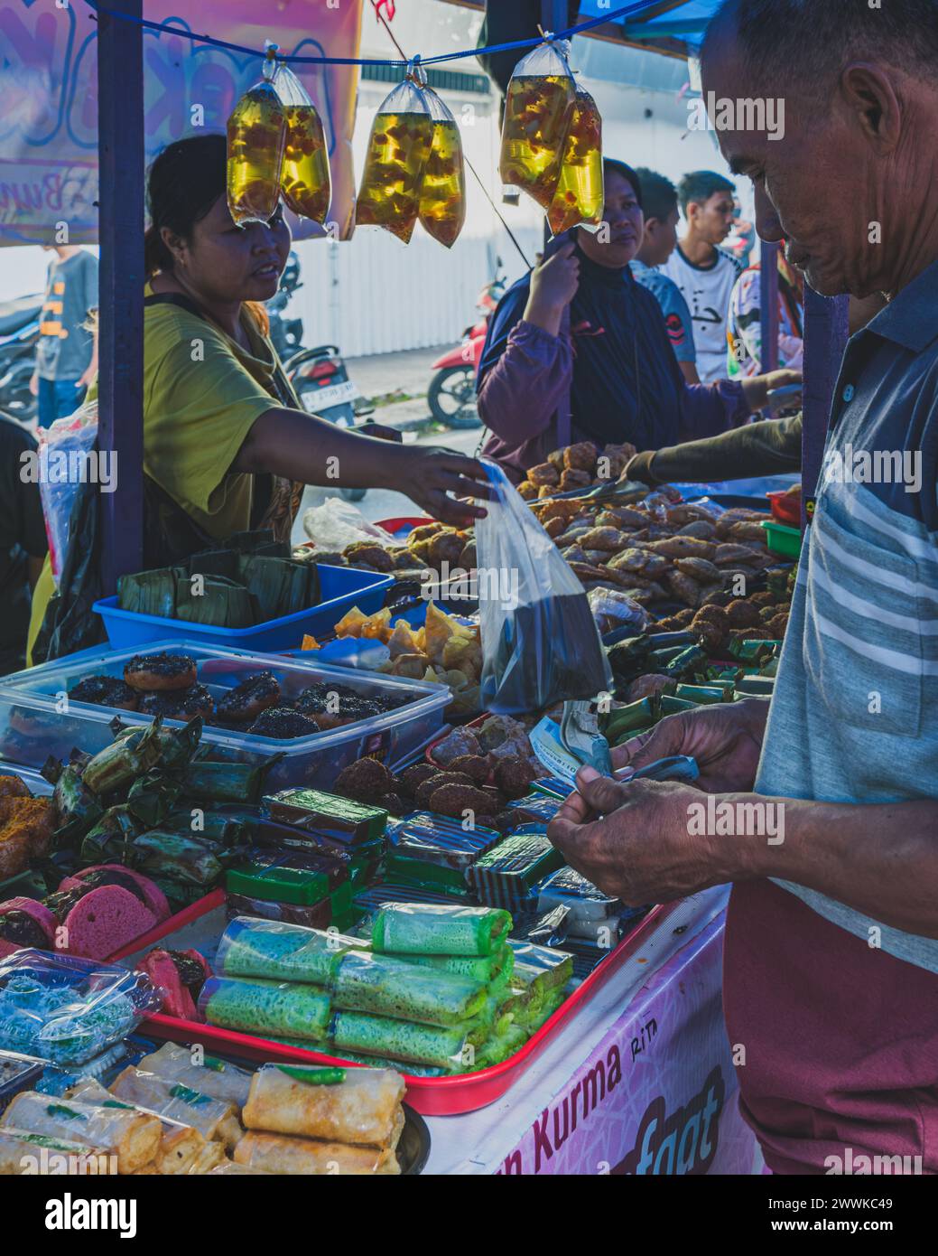 Balikpapan, Indonesia March 22nd, 2024. the vendor handover the food