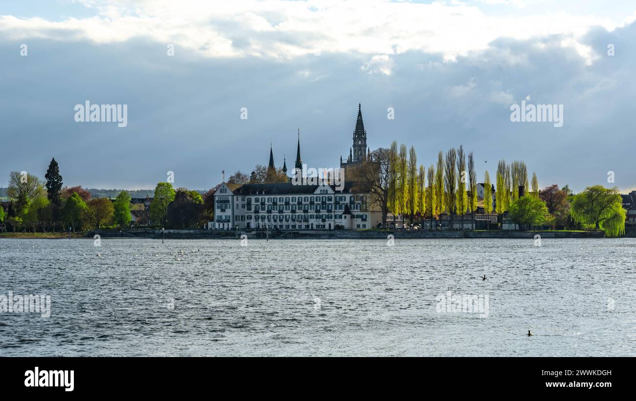 Beschreibung: Steigenberger Inselhotel und konstanzer Altstadt mit Münster und Stadtgarten an einem sonnigen Frühlingstag. Konstanz, Bodensee, Baden-W Stock Photo