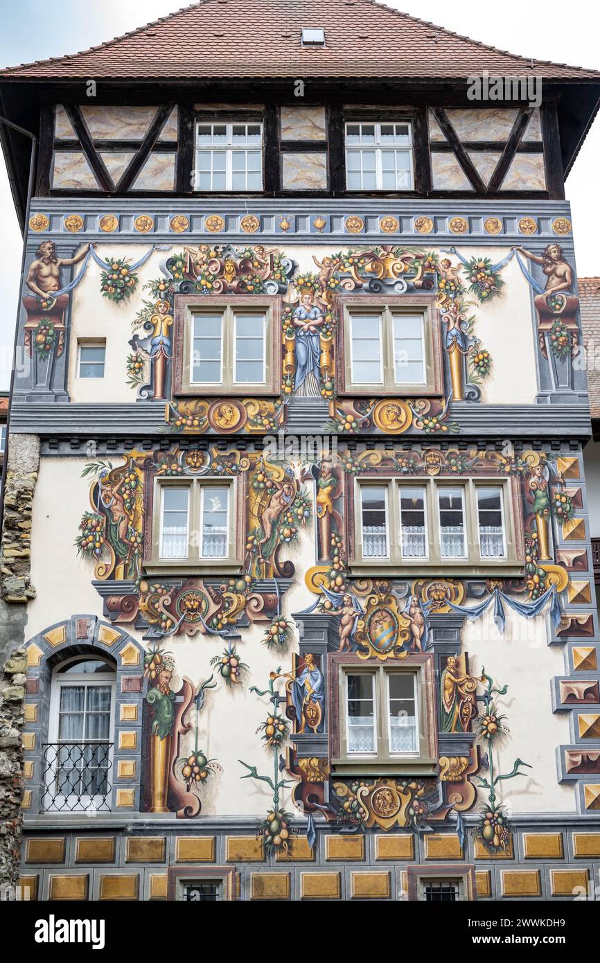 Beschreibung: Fotografie von traditioneller Häusermalerei in der Konstanzer Altstadt. Haus zum Goldenen Löwen, Konstanz, Bodensee, Baden-Württemberg, Stock Photo