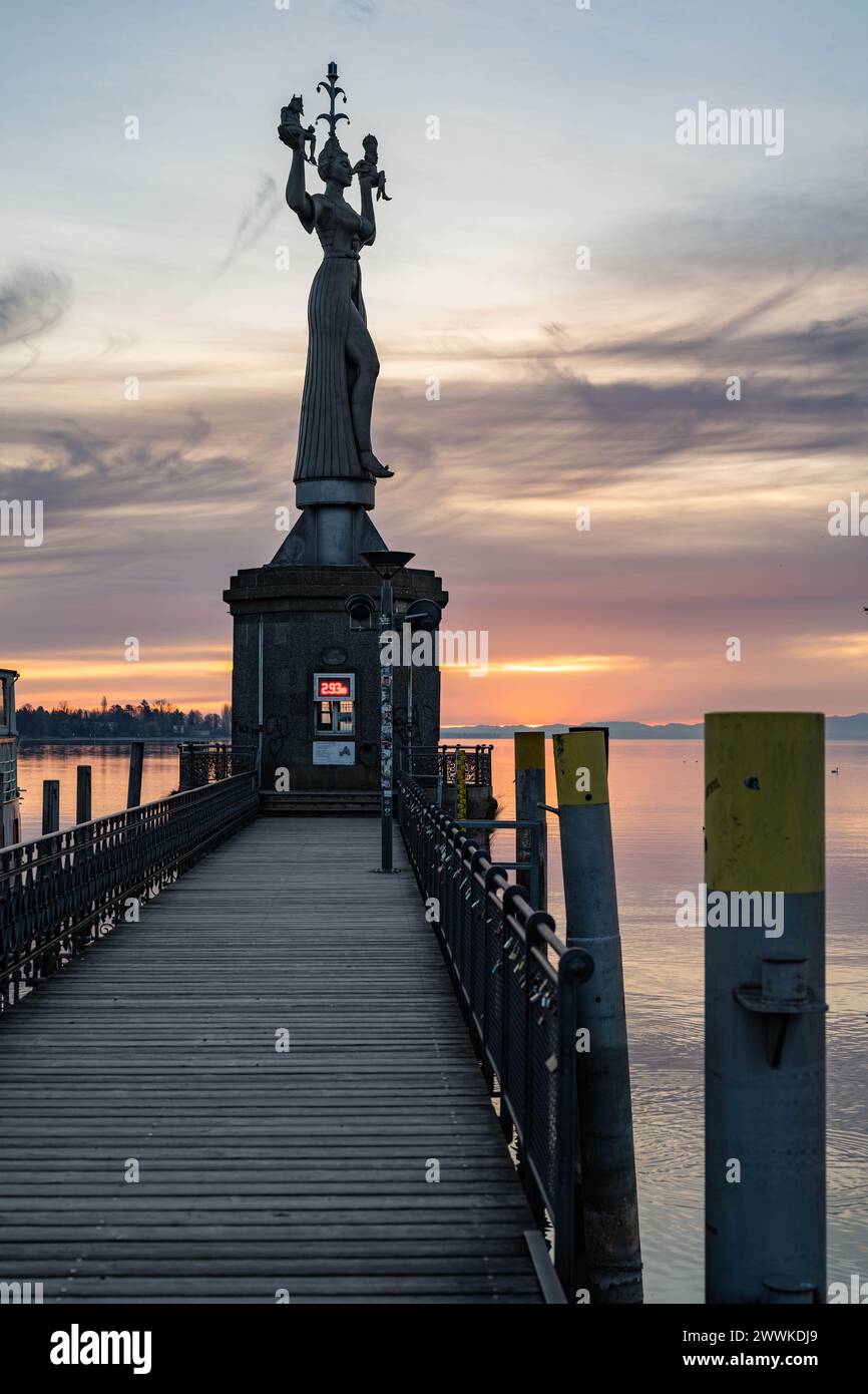Beschreibung: Imperia Statue mit dem See und er Morgendämmerung im Hintergrund . Konstanz, Bodensee, Baden-Württemberg, Deutschland, Europa. Stock Photo