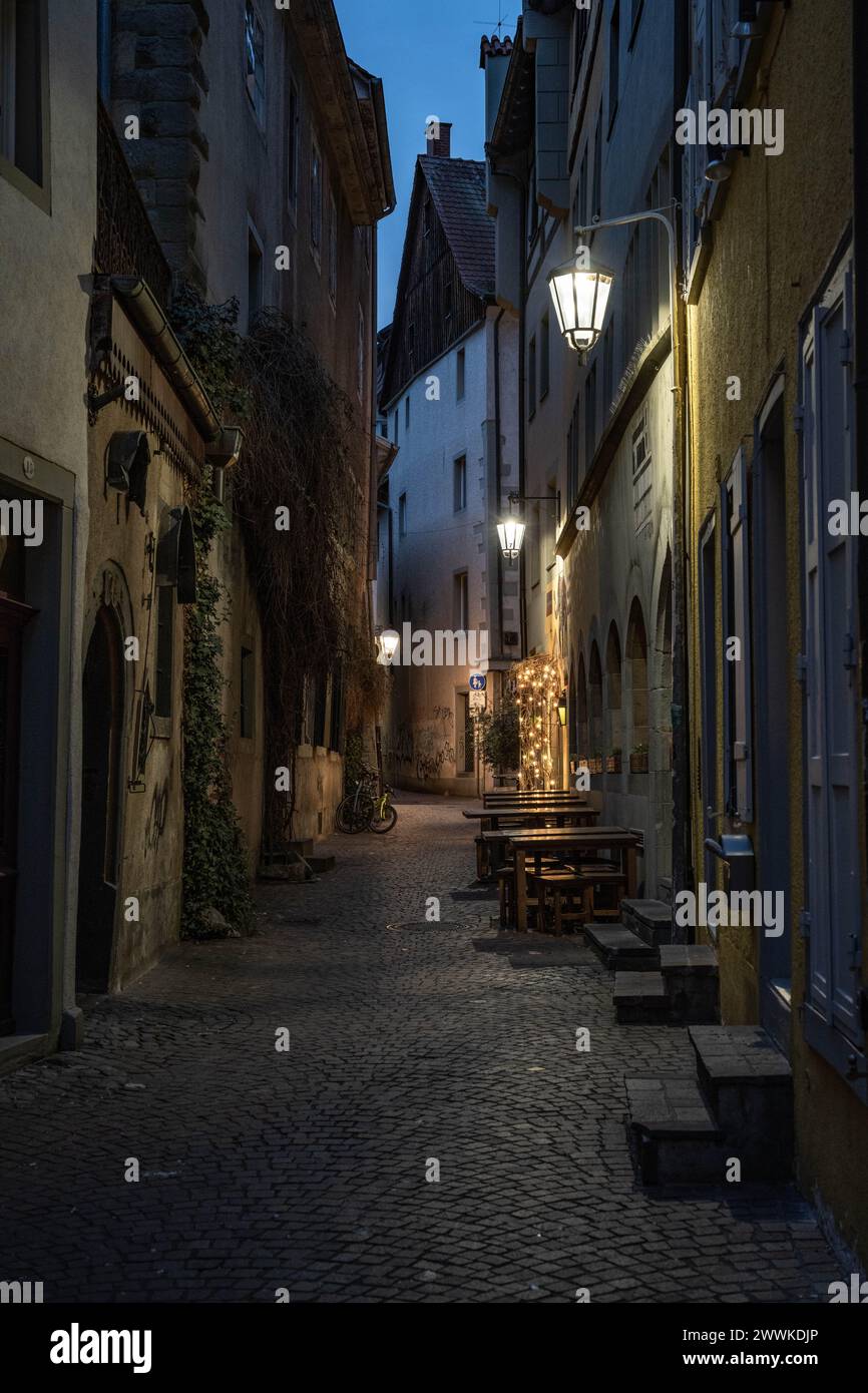 Beschreibung: Stimmungvolle Laternenbeleuchtung in der Salmannsweilergasse am Abend. Konstanz, Bodensee, Baden-Württemberg, Deutschland, Europa. Stock Photo