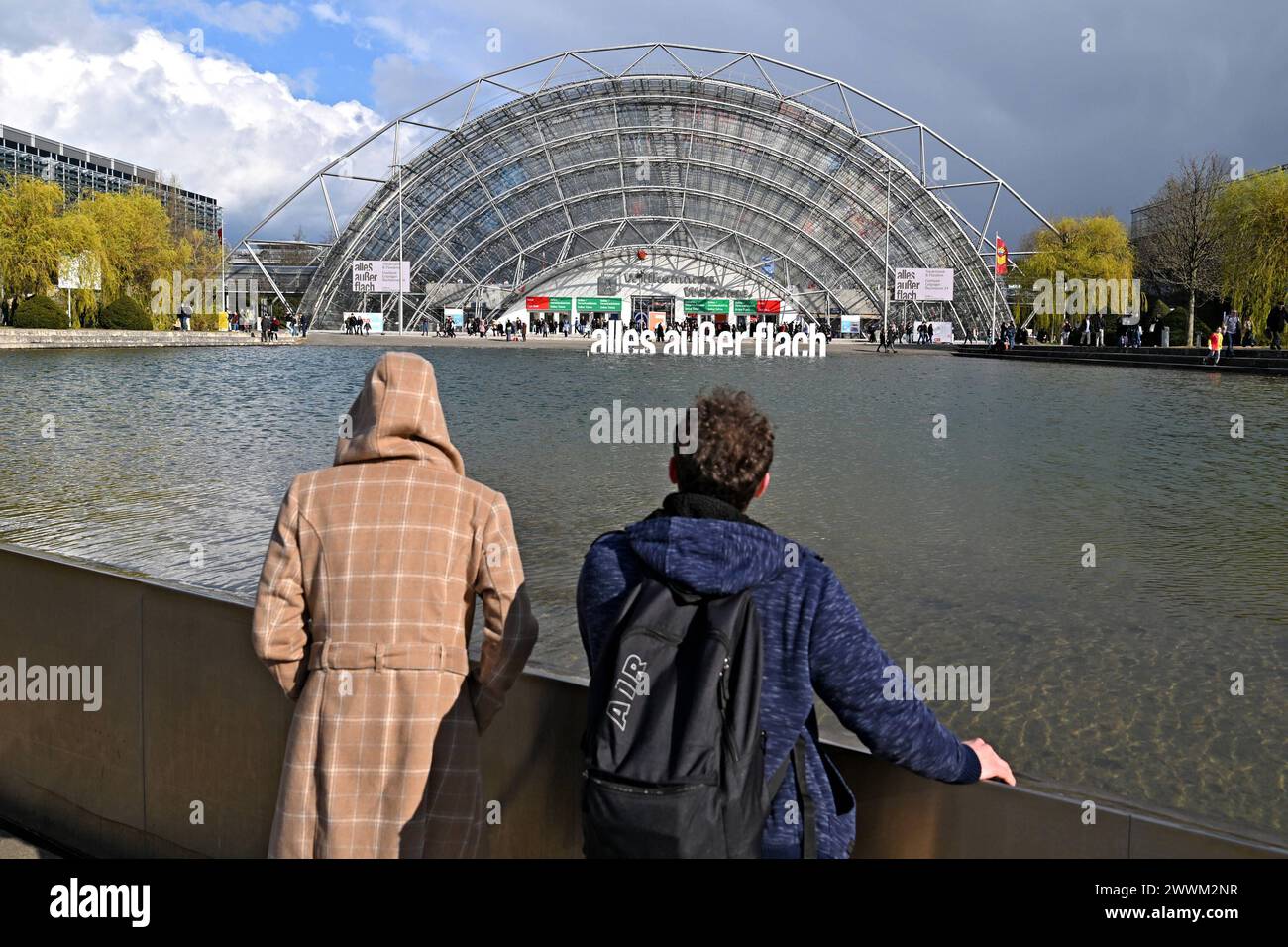  Leipziger Buchmesse 2024. Messebesucher auf der Leipziger Buchmesse am Motiv 