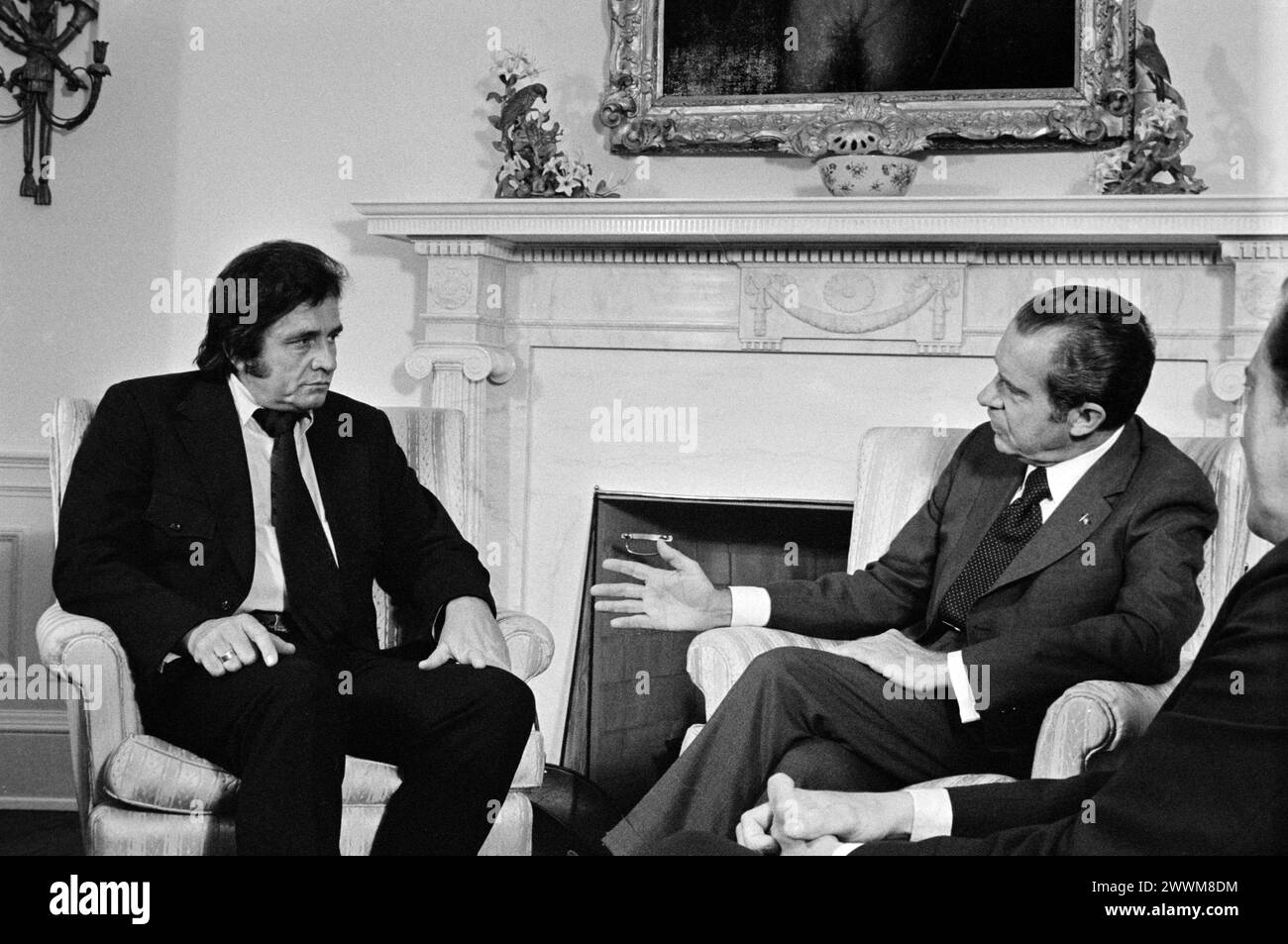 President Richard Nixon and Johnny Cash at The Oval Office in The White House, July 1972 - White House Office Photo Stock Photo