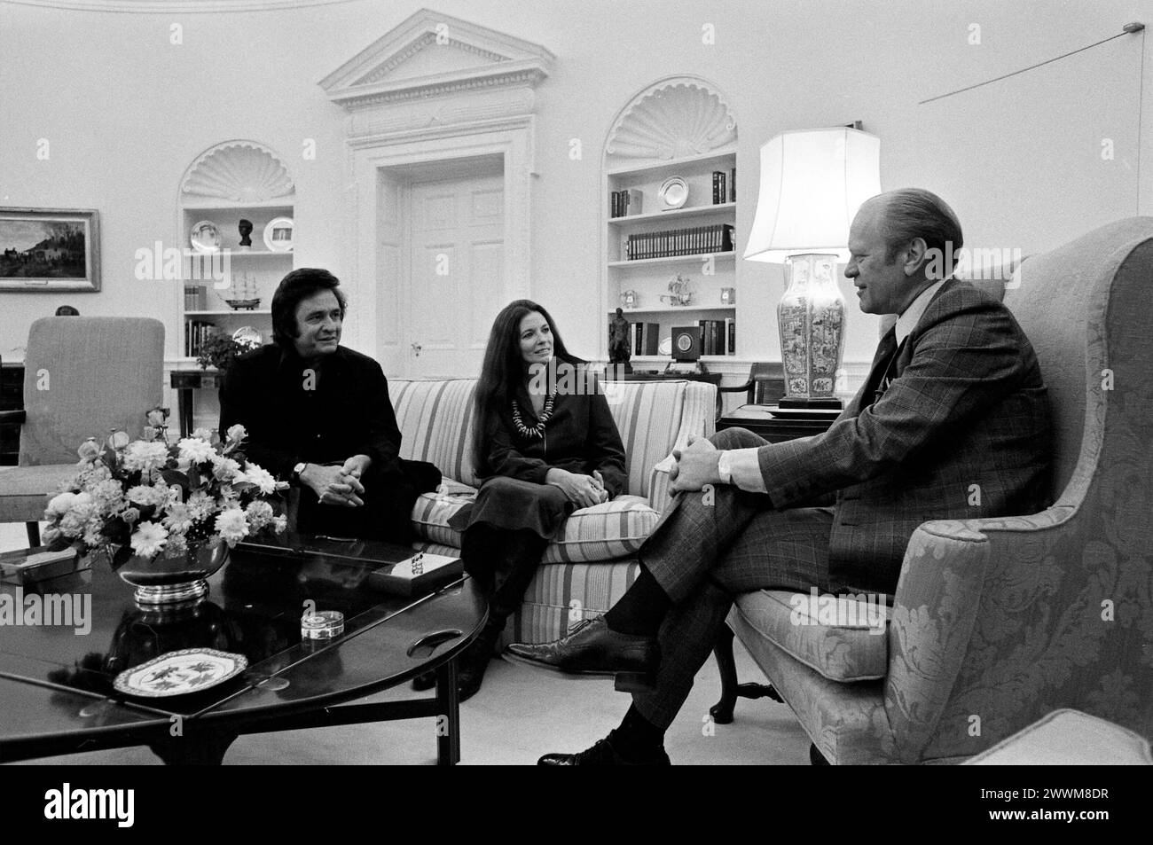 Country and Western Singers Johnny Cash and June Carter Cash Visit President Gerald R. Ford at the White House, 1975 - White House Office Photo Stock Photo