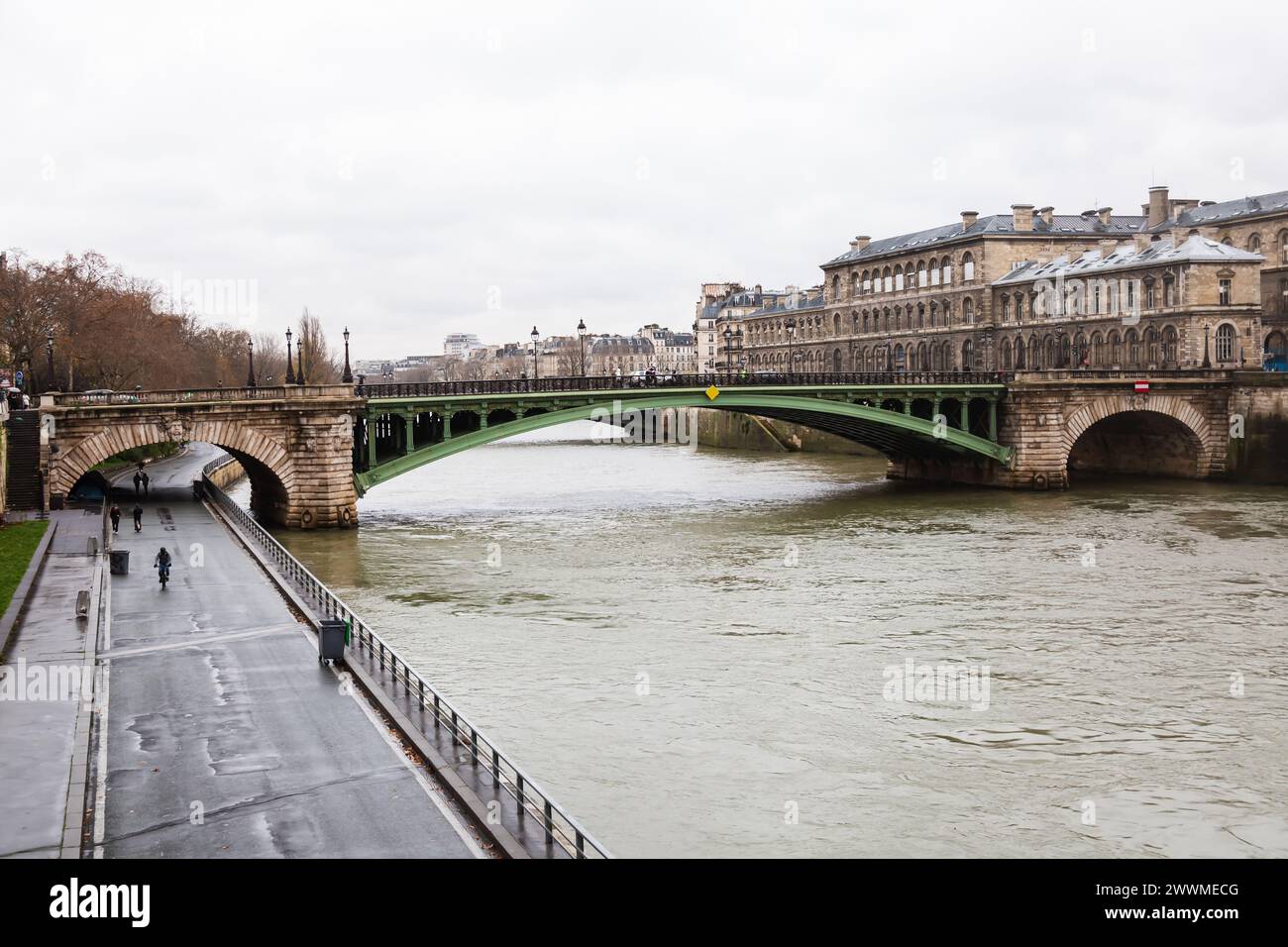 5th December 2023-The Pont Notre-Dame, Paris. Le Pont Notre-Dame is a historic bridge located in Paris, France, spanning the Seine River. It connects Stock Photo