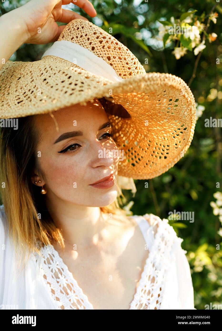 Woman straw hat hi-res stock photography and images - Alamy