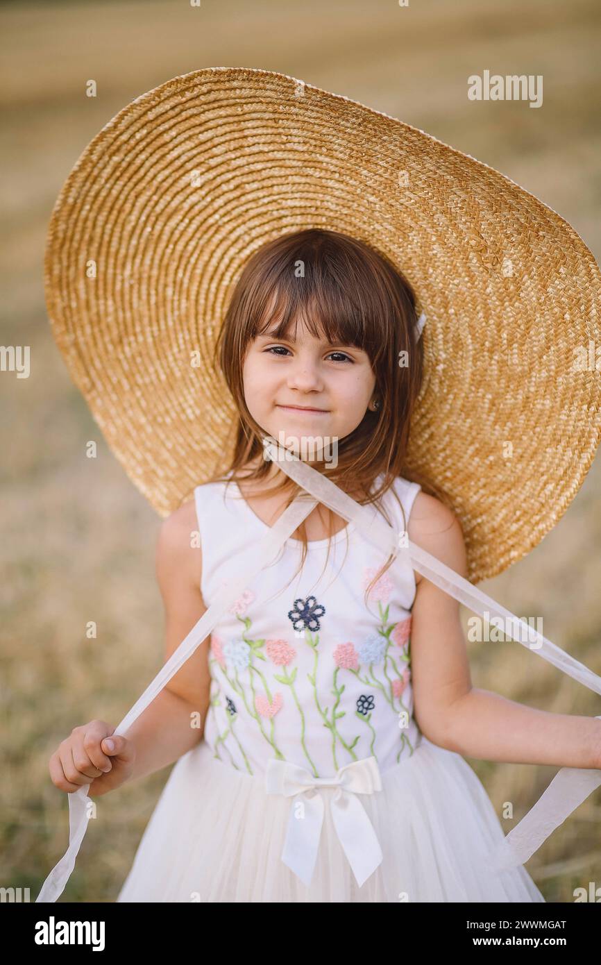 Pretty girl in straw hat hi-res stock photography and images - Alamy