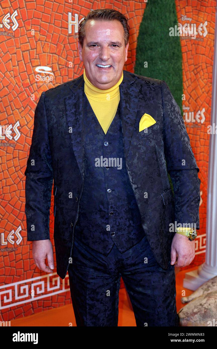 Hercules Ralf Ralf Dümmel bei der Premiere des Musicals Hercules im Stage Theater ...