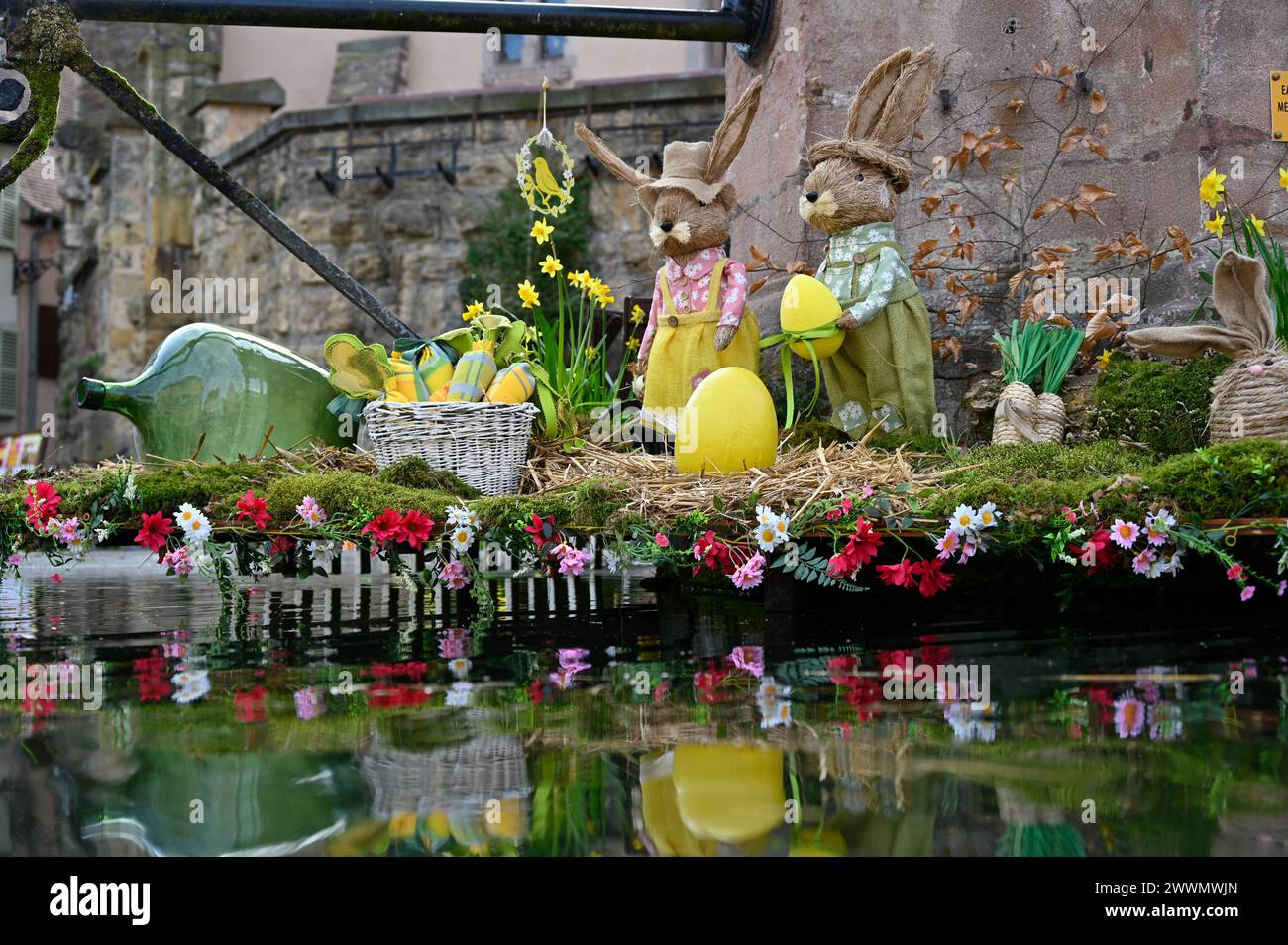 Traditioneller elsaessischer Osterschmuck in einem Dorf im Elsass Themenfoto vom 21.03.2024. EDITORIAL USE ONLY *** Traditional Alsatian Easter decorations in a village in Alsace Theme photo from 21 03 2024 EDITORIAL USE ONLY Copyright: epd-bild/HeikexLyding  DSC1170 Stock Photo