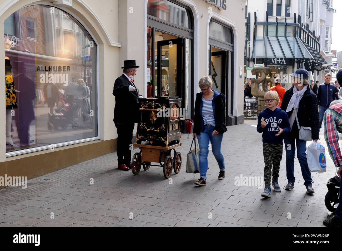 Flensborg/Flensburg Schleswig Holstein /Germary 19.May 2018 well dress tradtional male street entertainerwith German music in Flensburg and people donate cash in return token of appreciatión of music in Flensburg Germany. Photo.Francis Joseph Dean / Deanpictures. Stock Photo