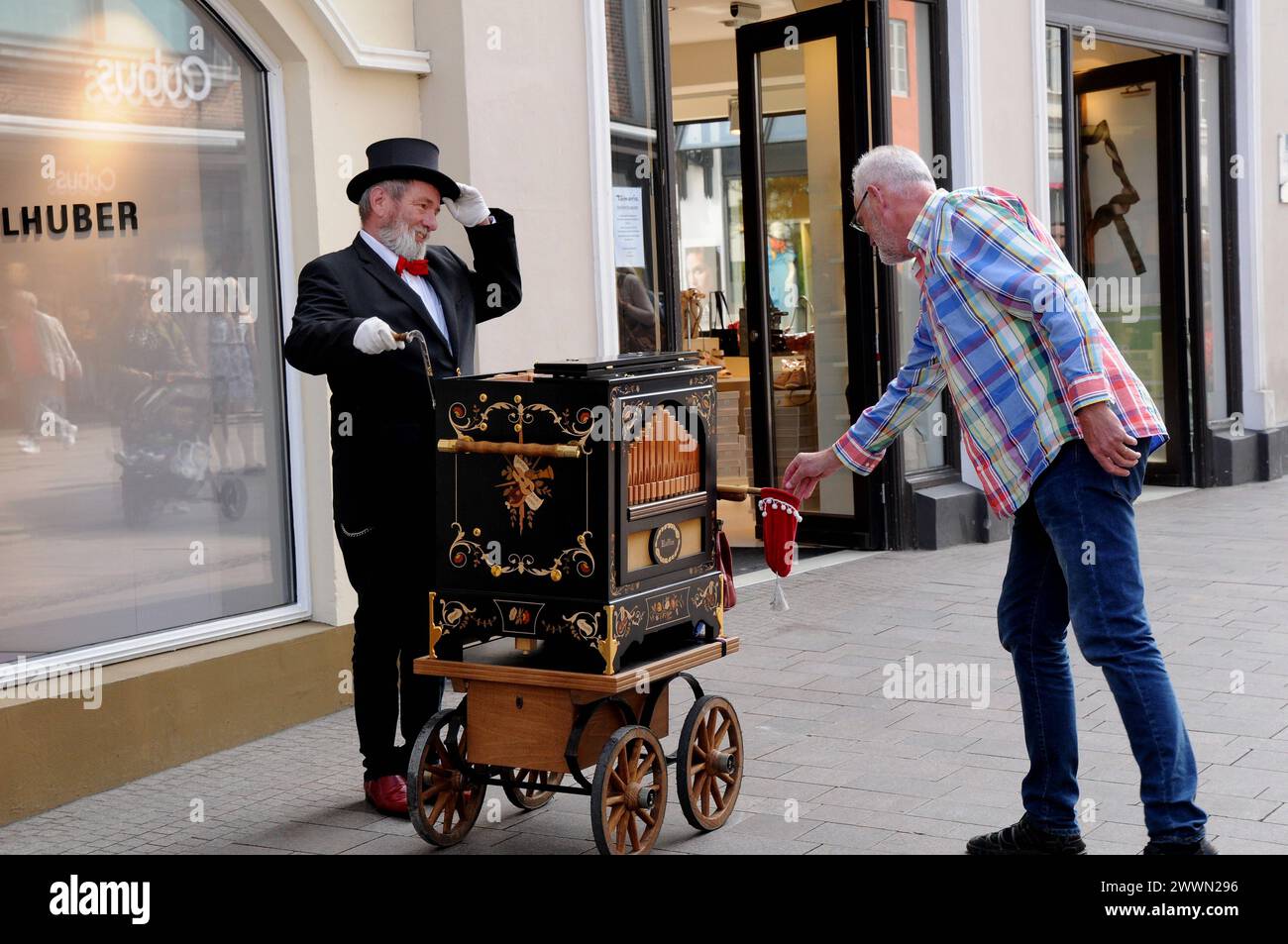 Flensborg/Flensburg Schleswig Holstein /Germary 19.May 2018 well dress tradtional male street entertainerwith German music in Flensburg and people donate cash in return token of appreciatión of music in Flensburg Germany. Photo.Francis Joseph Dean / Deanpictures. Stock Photo