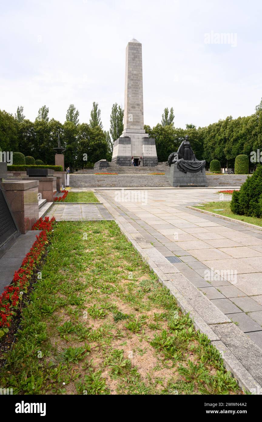 Berlin. Germany. The Soviet War Memorial in Schönholzer Heide (Sowjetisches Ehrenmal in der Schönholzer Heide).  The cemetery was designed by a group Stock Photo