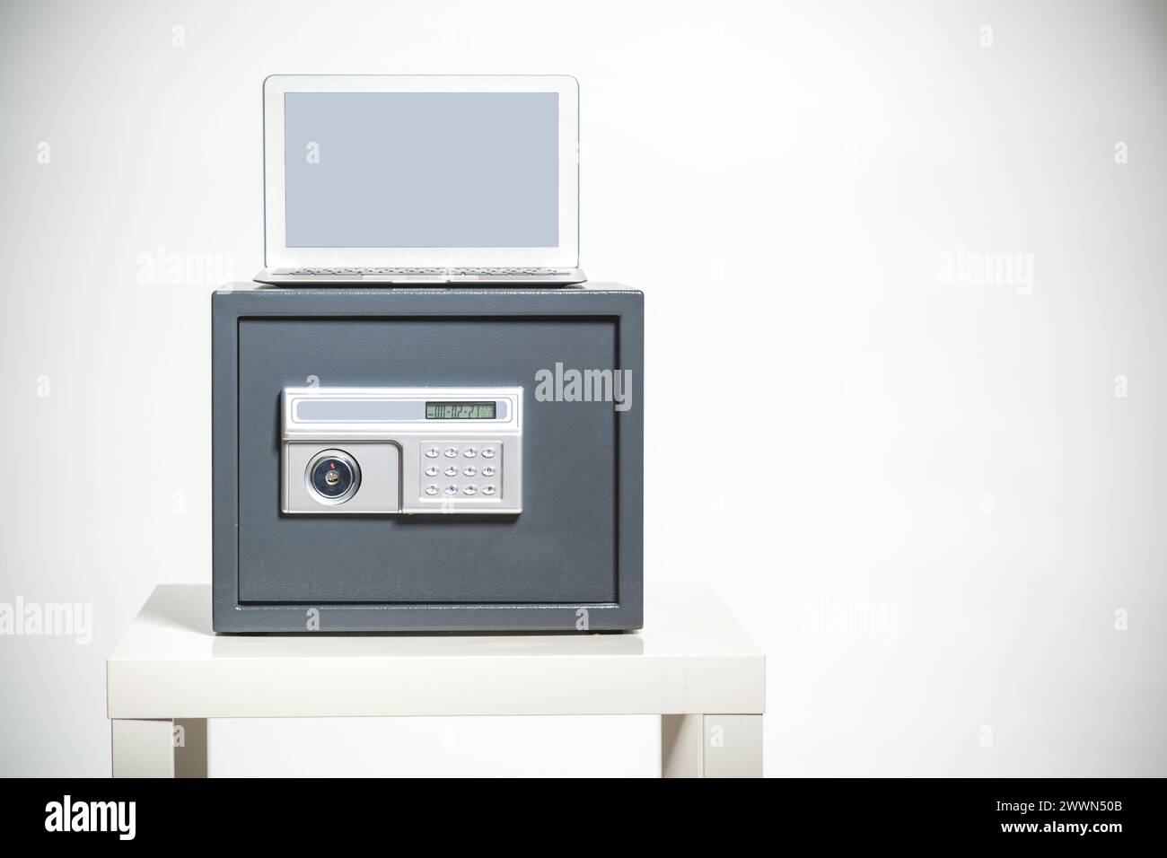 Secure data removal hi-res stock photography and images - Alamy