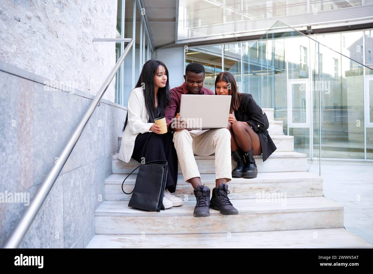 People sitting on stairs hi-res stock photography and images - Alamy
