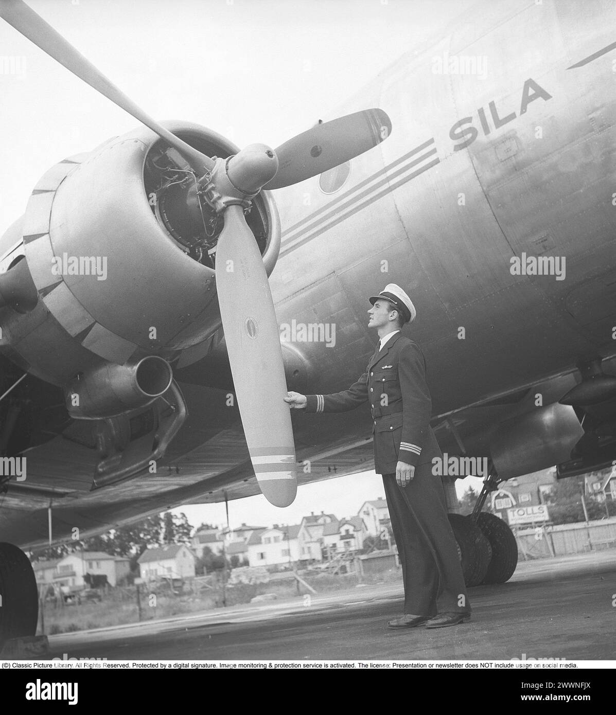 Pre-takeoff check in 1946. A pilot checks the plane's propellers before takeoff. The aircraft, a Boeing B-17, belongs to the Swedish airline SILA, (Svensk Interkontinental Lufttrafik AB). The company was owned by Wallenberg, and later merged with SAS. 1946 Kristoffersson Ref V134-5 Stock Photo