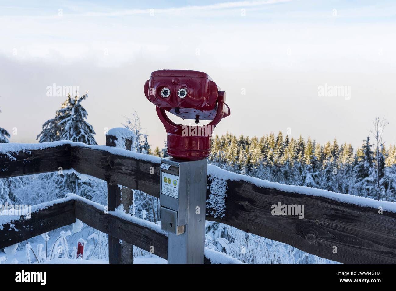 Fernrohr auf dem Auersberg, heute kann man nur den dichten Nebel von oben sehen, Eibenstock, Erzgebirge, Sachsen, Deutschland *** Telescope on the Aue Stock Photo