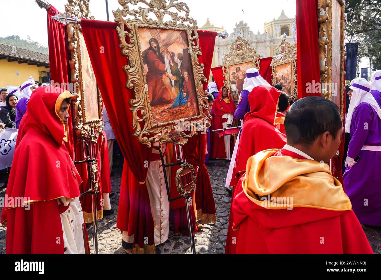 Processional Float Antigua, Guatemala. 24th Mar, 2024. Penitents prepare to lead a massive ...