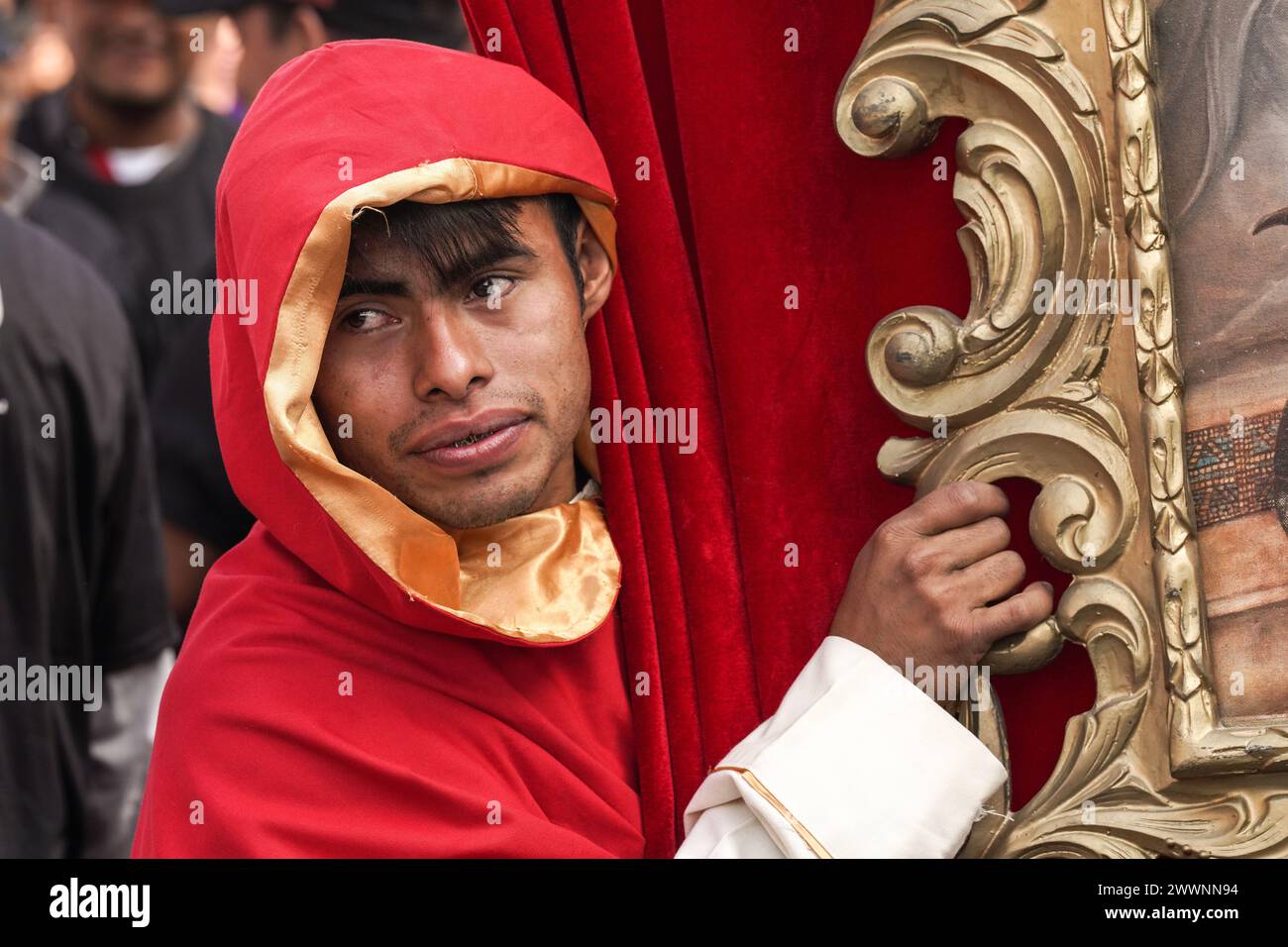 Processional Float Antigua, Guatemala. 24th Mar, 2024. Penitents prepare to lead a massive ...