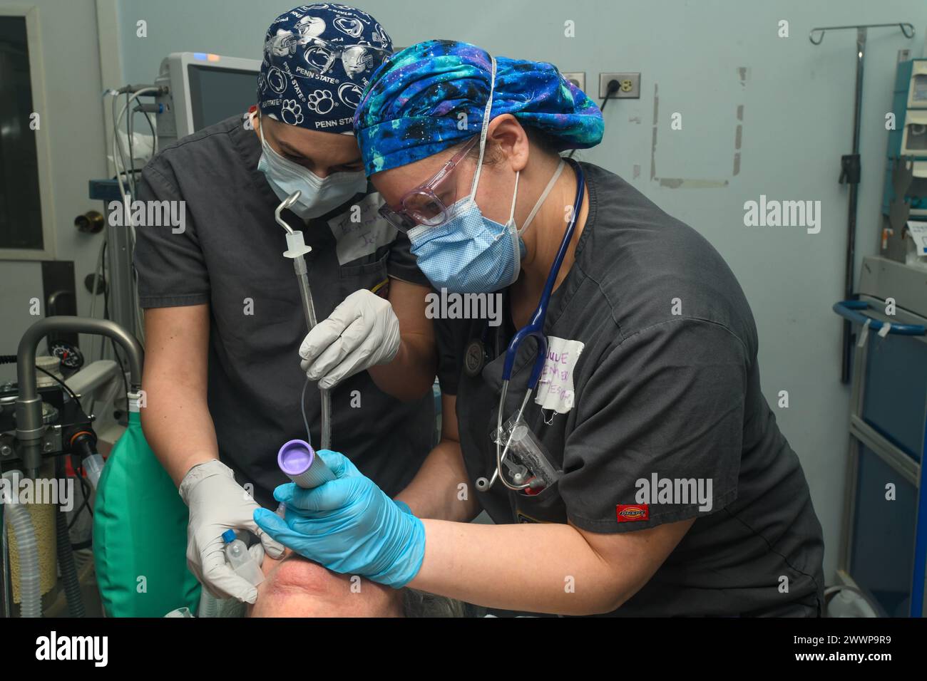 240227-N-FB730-1071 SAN PEDRO SULA, HONDURAS (Feb. 27, 2024) Hospital Corpsman 3rd class Jessica Powers, left, a respiratory therapist technician Expeditionary Medical Facility (EMF) Kilo, assists Lt. Cmdr. Julianne Oates, a certified registered nurse anesthetist with EMF-Kilo, intubate a patient in an operating room at Hospital Nacional Mario Catarino Rivas, San Pedro Sula, Honduras on Feb. 27, 2024. In collaboration with joint forces and the host nation, EMF-Kilo conducted its first Global Health Engagement to enhance expeditionary core skills and knowledge exchange with Honduran healthcare Stock Photo