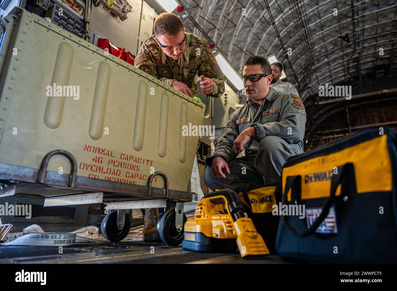 airman-ayrik-starcher-and-tech-sgt-james-krobot-911th-maintenance