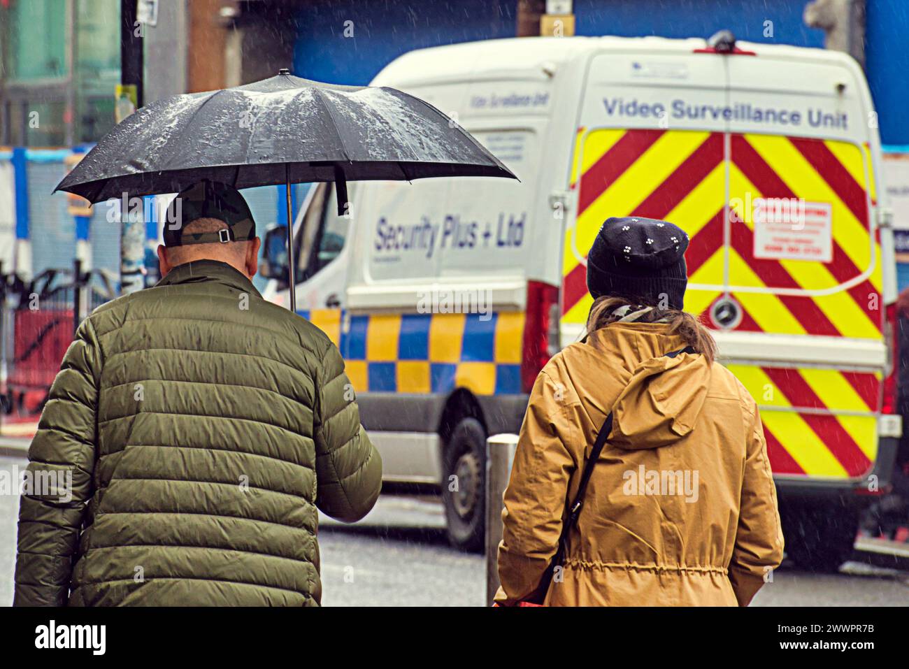 Glasgow, Scotland, UK. 25th March, 2024: UK Weather:  Wet spring weather in the city saw locals and tourists on the streets of the city centre with their umbrellas. Credit Gerard Ferry/Alamy Live News Stock Photo