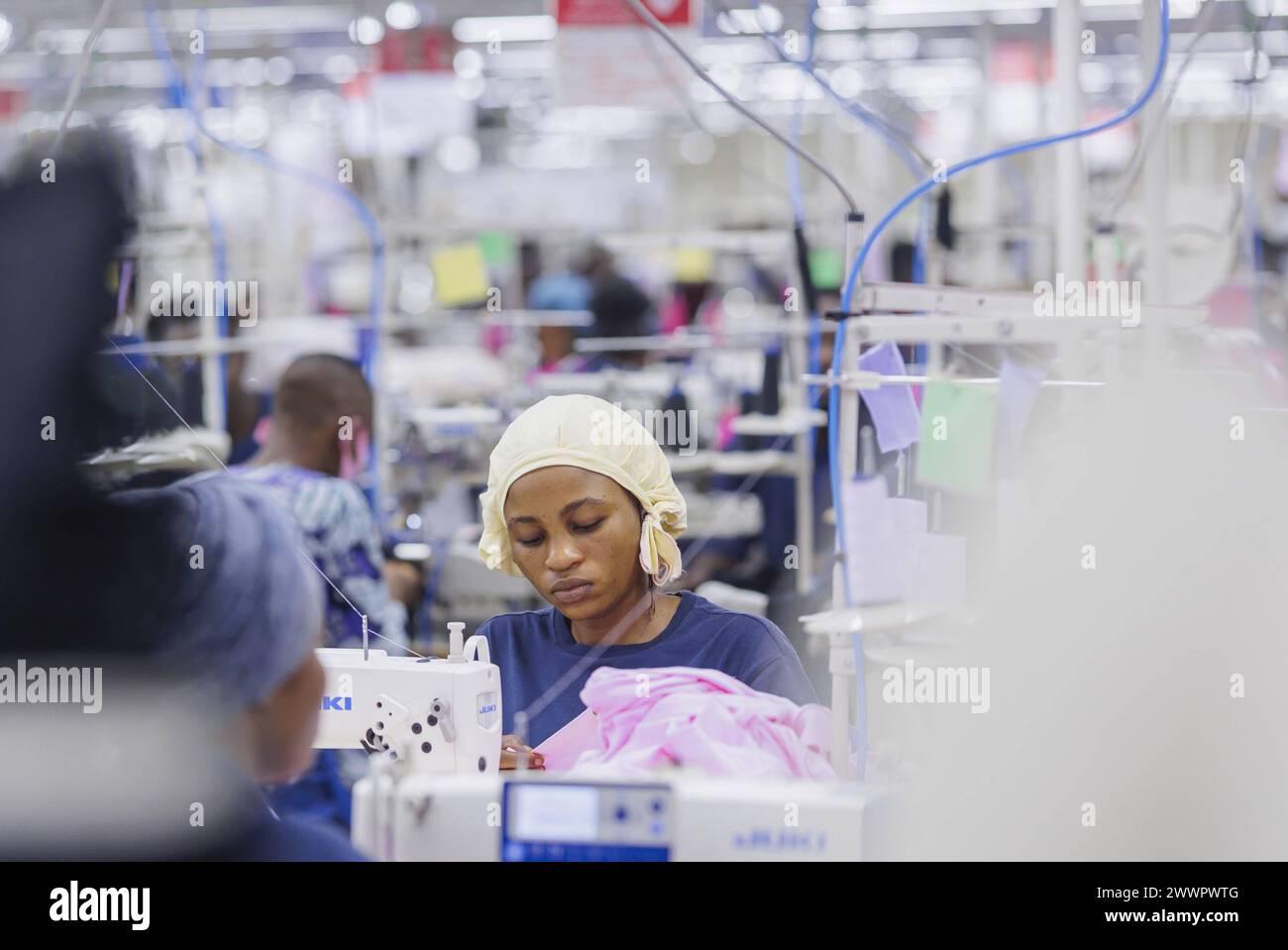 BENIN TEXTILE CORPORATION BENIN, Naeherin in einer Textilfabrik im Industriegebiet in der Naehe von Cotonou, Benin, Glo-Djigbe, 07.03.2024. Glo-Djigbe Stock Photo