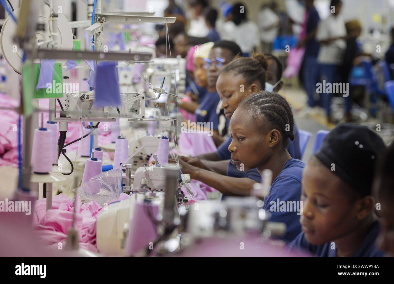 BENIN TEXTILE CORPORATION BENIN, Naeherinnen in einer Textilfabrik im Industriegebiet in der Naehe von Cotonou, Benin, Glo-Djigbe, 07.03.2024. Glo-Dji Stock Photo