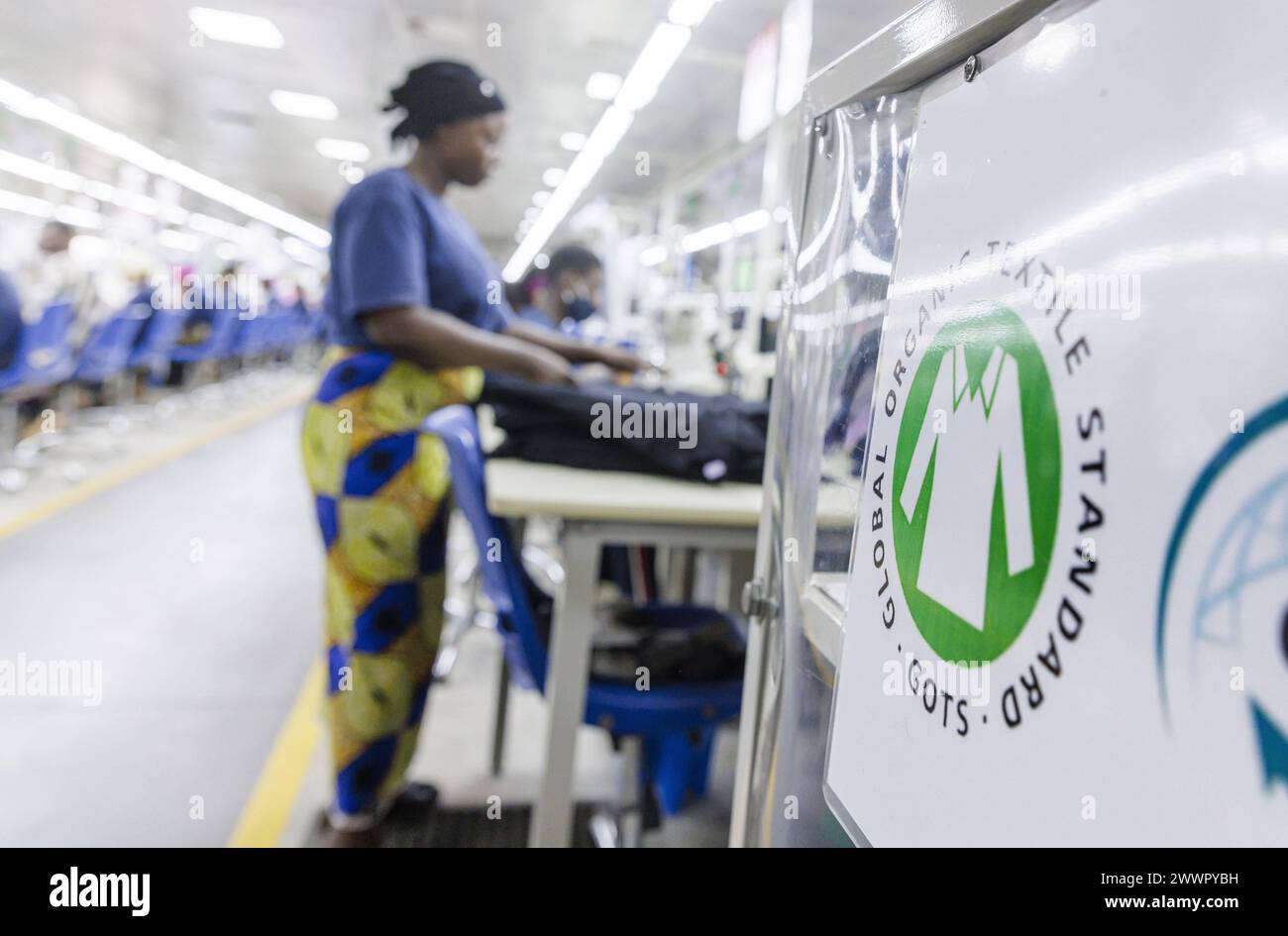 BENIN TEXTILE CORPORATION BENIN, GOTS Standard, Naeherinnen in einer Textilfabrik im Industriegebiet in der Naehe von Cotonou, Benin, Glo-Djigbe, 07.0 Stock Photo