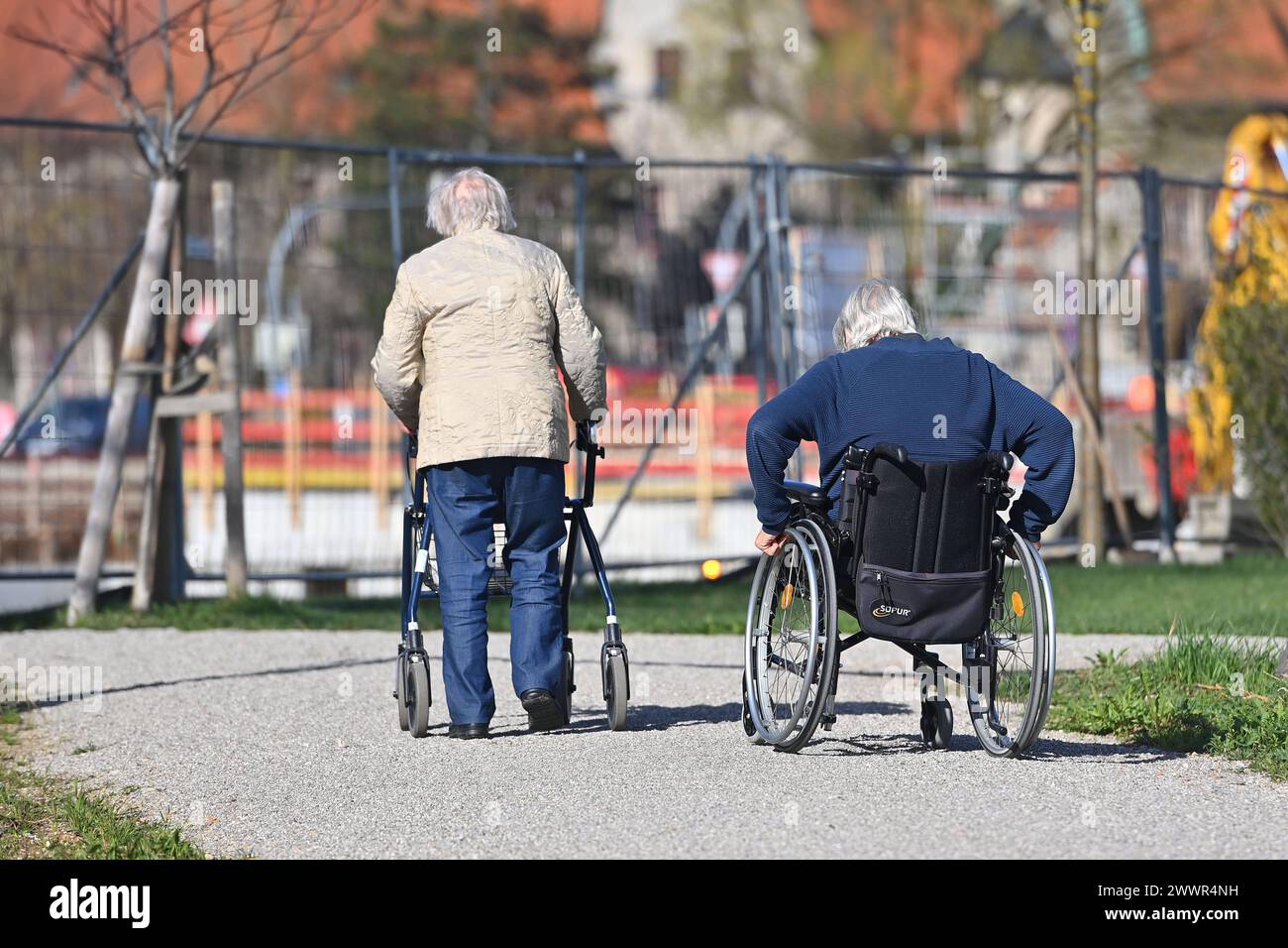 alte frau mit rollator lustig