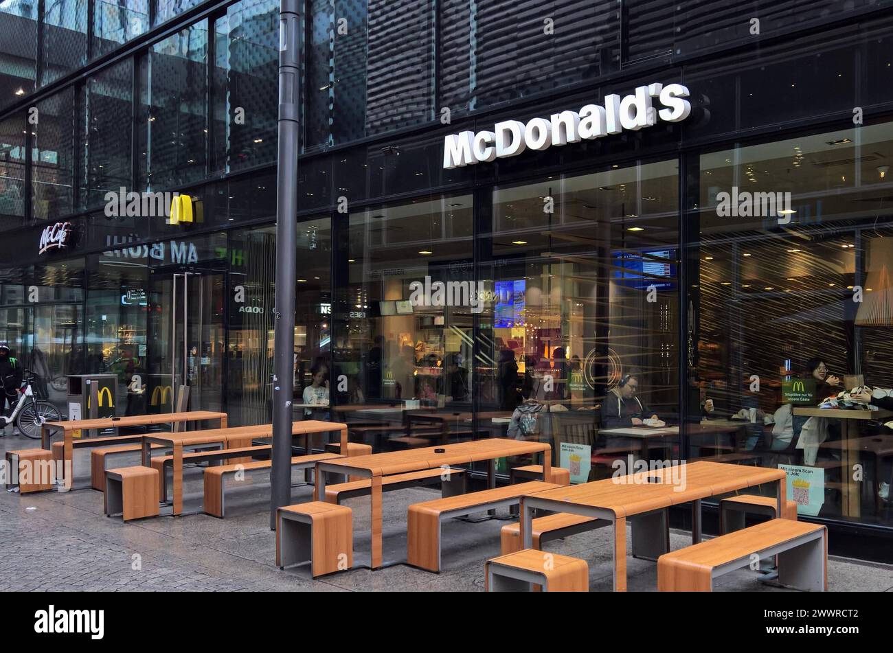 McDonalds Restaurant. McDonald-Filiale in Leipzig, Höfe am Brühl ...