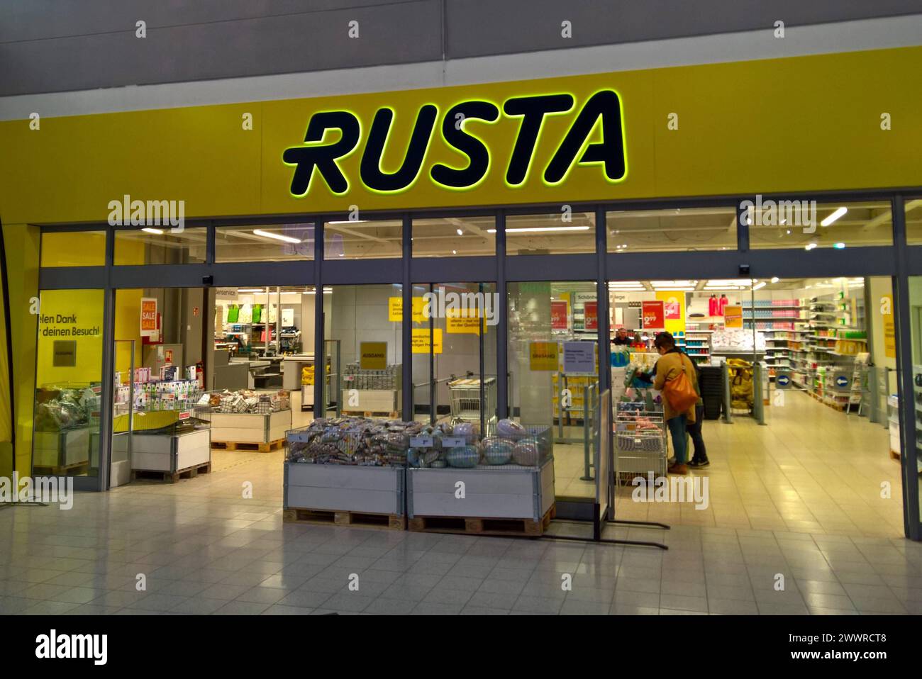 Rusta Store, Einzelhandel. Rusta ist ein schwedisches Einzelhandelsunternehmen, mit insgesamt 178 Filialen in Deutschland, Finnland, Norwegen und Schweden. Das auf Haushalts- und Freizeitartikel spezifizierte Unternehmen wurde 1986 von Anders Forsgren und Bengt-Olov Forssell im schwedischen Gävle gegründet. Heute befindet sich der Hauptsitz in Upplands Väsby, nördlich von Stockholm *** Rusta Store, retail Rusta is a Swedish retail company with a total of 178 stores in Germany, Finland, Norway and Sweden The company, which specializes in household and leisure products, was founded in 1986 by An Stock Photo