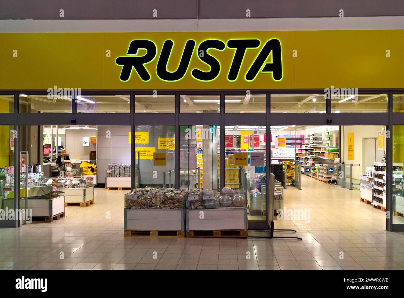 Rusta Store, Einzelhandel. Rusta ist ein schwedisches Einzelhandelsunternehmen, mit insgesamt 178 Filialen in Deutschland, Finnland, Norwegen und Schweden. Das auf Haushalts- und Freizeitartikel spezifizierte Unternehmen wurde 1986 von Anders Forsgren und Bengt-Olov Forssell im schwedischen Gävle gegründet. Heute befindet sich der Hauptsitz in Upplands Väsby, nördlich von Stockholm *** Rusta Store, retail Rusta is a Swedish retail company with a total of 178 stores in Germany, Finland, Norway and Sweden The company, which specializes in household and leisure products, was founded in 1986 by An Stock Photo