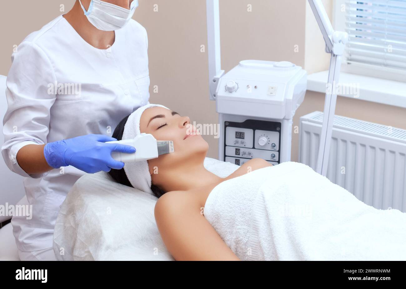 Ultrasound facial procedure hi-res stock photography and images - Alamy