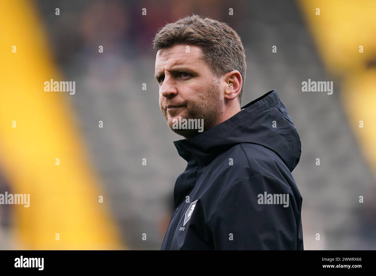 Wizualizacja związana z Bruce Bet, przedstawiająca asystenta menedżera Salford City