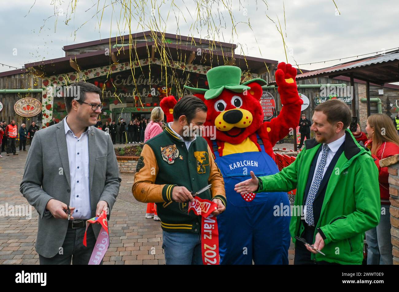 Döbeln - Karls Erlebnis-Dorf öffnet in Sachsen: Hunderte Besucher stürmen neuen Freizeitpark 23.03.2024 gegen 9 Uhr Döbeln, Erdbeerstraße Karls Erlebnis-Dorf Am Samstagvormittag hat das erste Karls Erlebnis-Dorf in Sachsen offiziell eröffnet. In Beisein des sächsischen Ministerpräsidenten Michael Kretzschmer, Döbelner Oberbürgermeisters Sven Liebhauser und des mittelsächsischen Landrats Dirk Neubauer hat Karls-Geschäftsführer Robert Dahl das Band zur Eröffnung durchgeschnitten. Hunderte Besucher stürmten am ersten Öffnungstag den neuen Freizeitpark in Sachsen. Zentraler Teil des Erlebnis-Dorfs Stock Photo