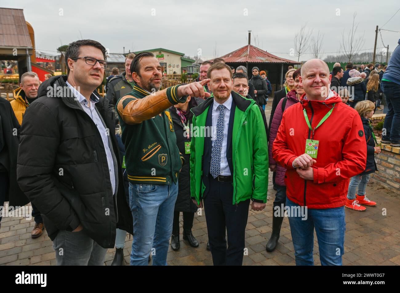 Döbeln - Karls Erlebnis-Dorf öffnet in Sachsen: Hunderte Besucher stürmen neuen Freizeitpark 23.03.2024 gegen 9 Uhr Döbeln, Erdbeerstraße Karls Erlebnis-Dorf Am Samstagvormittag hat das erste Karls Erlebnis-Dorf in Sachsen offiziell eröffnet. In Beisein des sächsischen Ministerpräsidenten Michael Kretzschmer, Döbelner Oberbürgermeisters Sven Liebhauser und des mittelsächsischen Landrats Dirk Neubauer hat Karls-Geschäftsführer Robert Dahl das Band zur Eröffnung durchgeschnitten. Hunderte Besucher stürmten am ersten Öffnungstag den neuen Freizeitpark in Sachsen. Zentraler Teil des Erlebnis-Dorfs Stock Photo