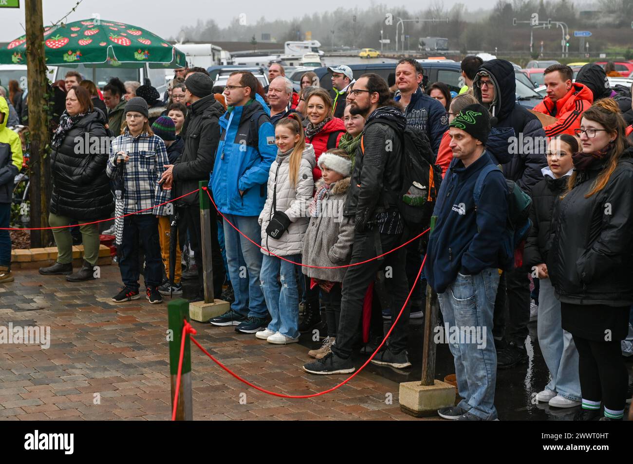 Döbeln - Karls Erlebnis-Dorf öffnet in Sachsen: Hunderte Besucher stürmen neuen Freizeitpark 23.03.2024 gegen 9 Uhr Döbeln, Erdbeerstraße Karls Erlebnis-Dorf Am Samstagvormittag hat das erste Karls Erlebnis-Dorf in Sachsen offiziell eröffnet. In Beisein des sächsischen Ministerpräsidenten Michael Kretzschmer, Döbelner Oberbürgermeisters Sven Liebhauser und des mittelsächsischen Landrats Dirk Neubauer hat Karls-Geschäftsführer Robert Dahl das Band zur Eröffnung durchgeschnitten. Hunderte Besucher stürmten am ersten Öffnungstag den neuen Freizeitpark in Sachsen. Zentraler Teil des Erlebnis-Dorfs Stock Photo