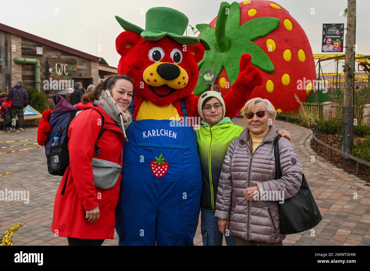 Döbeln - Karls Erlebnis-Dorf öffnet in Sachsen: Hunderte Besucher stürmen neuen Freizeitpark 23.03.2024 gegen 9 Uhr Döbeln, Erdbeerstraße Karls Erlebnis-Dorf Am Samstagvormittag hat das erste Karls Erlebnis-Dorf in Sachsen offiziell eröffnet. In Beisein des sächsischen Ministerpräsidenten Michael Kretzschmer, Döbelner Oberbürgermeisters Sven Liebhauser und des mittelsächsischen Landrats Dirk Neubauer hat Karls-Geschäftsführer Robert Dahl das Band zur Eröffnung durchgeschnitten. Hunderte Besucher stürmten am ersten Öffnungstag den neuen Freizeitpark in Sachsen. Zentraler Teil des Erlebnis-Dorfs Stock Photo