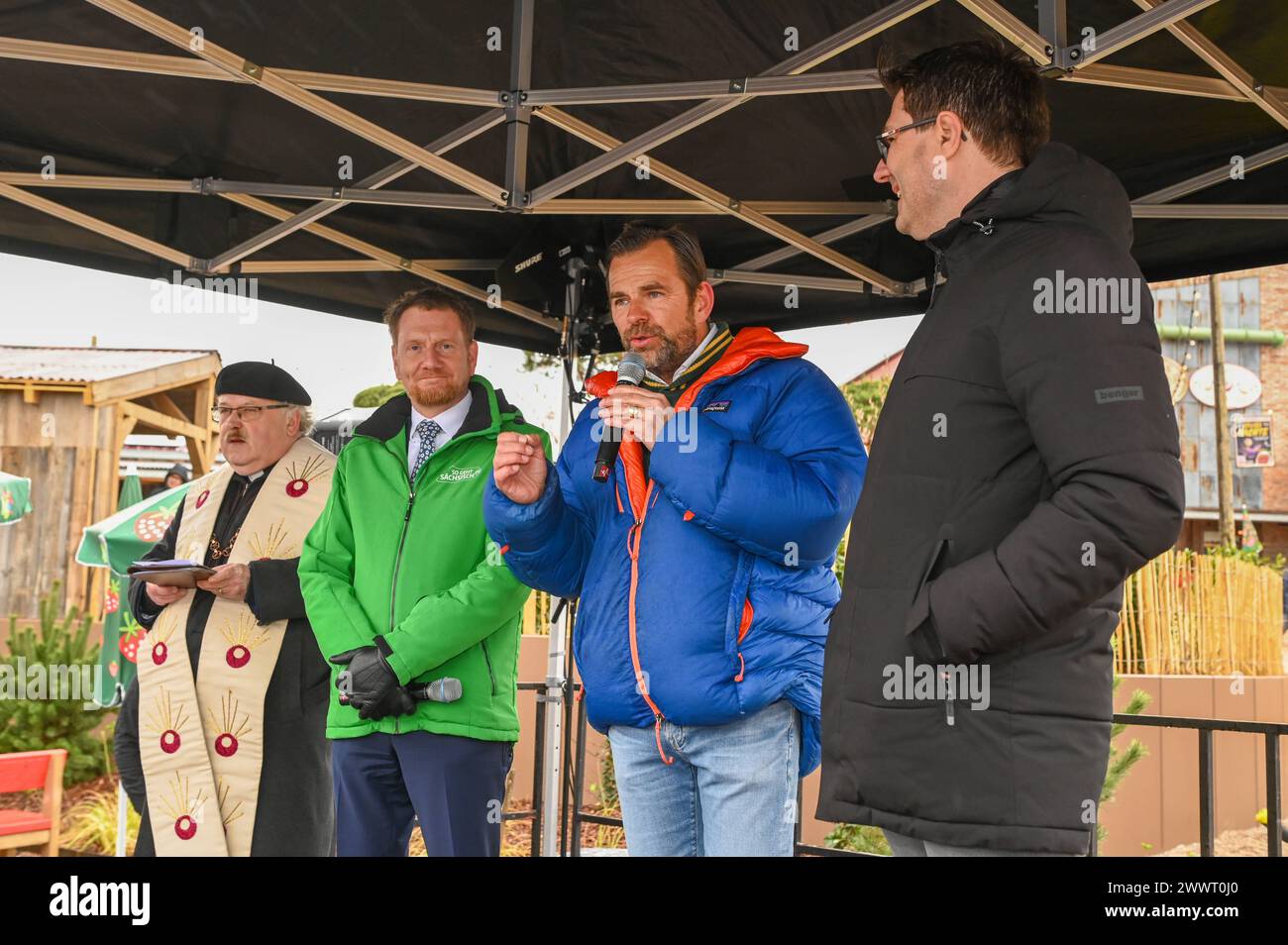 Döbeln - Karls Erlebnis-Dorf öffnet in Sachsen: Hunderte Besucher stürmen neuen Freizeitpark 23.03.2024 gegen 9 Uhr Döbeln, Erdbeerstraße Karls Erlebnis-Dorf Am Samstagvormittag hat das erste Karls Erlebnis-Dorf in Sachsen offiziell eröffnet. In Beisein des sächsischen Ministerpräsidenten Michael Kretzschmer, Döbelner Oberbürgermeisters Sven Liebhauser und des mittelsächsischen Landrats Dirk Neubauer hat Karls-Geschäftsführer Robert Dahl das Band zur Eröffnung durchgeschnitten. Hunderte Besucher stürmten am ersten Öffnungstag den neuen Freizeitpark in Sachsen. Zentraler Teil des Erlebnis-Dorfs Stock Photo